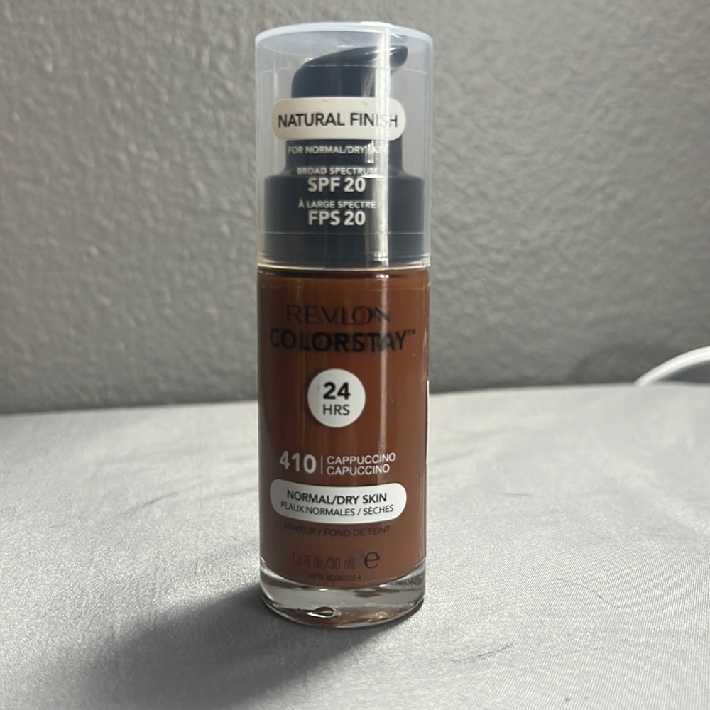 NWT 410 cappuccino Revlon colors stay liquid foundation, 24 hours